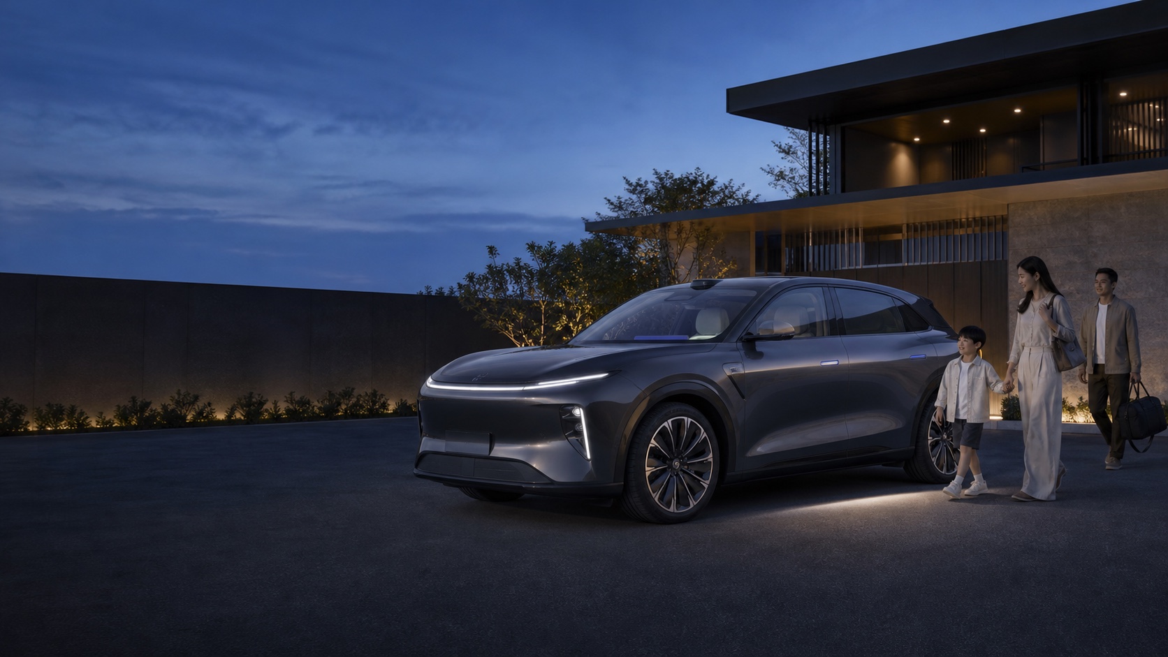 Ein modernes Elektrofahrzeug steht sicher geparkt; Begrüßungslicht und intelligentes Cockpit sind bereits aktiviert, während sich eine Familie dem Fahrzeug nähert